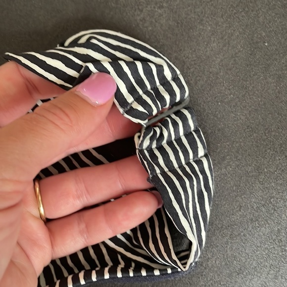 Never worn Billabong bikini top. White and black size small - Picture 9 of 12